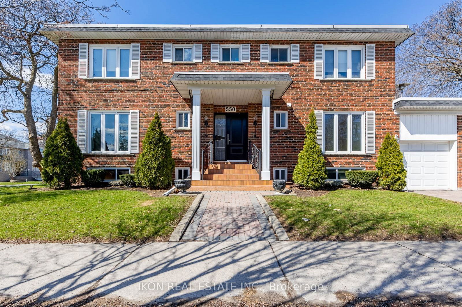 Building in 550 Glencairn Avenue