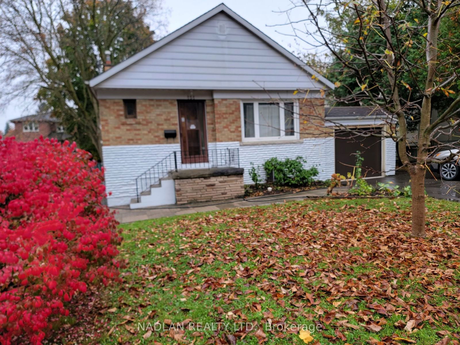 Building in 151 BURNETT Avenue