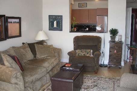 422 - 10 Delisle Ave, Toronto, M4V3C6 | Image 2