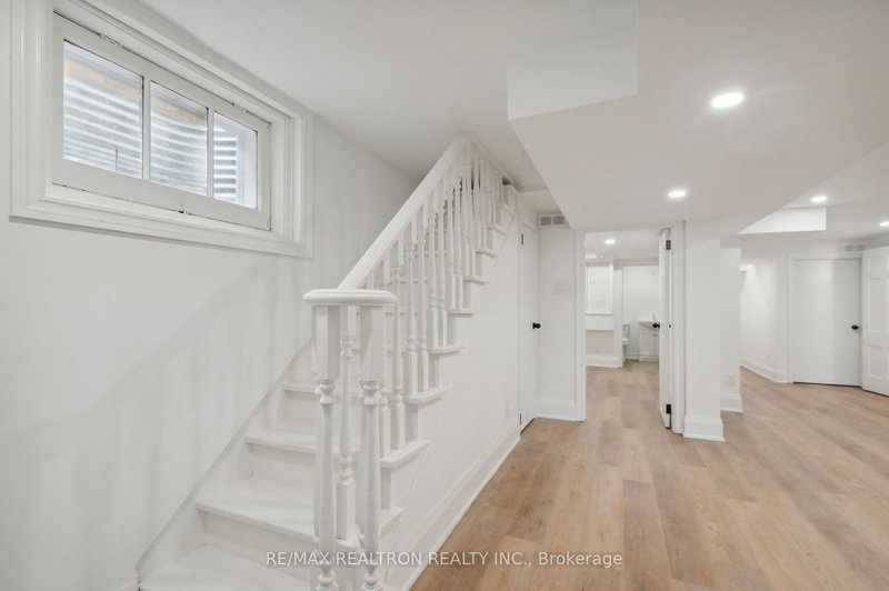 Lower - 6 Woodvale Cres, Toronto, M4C 5N5 | Image 3