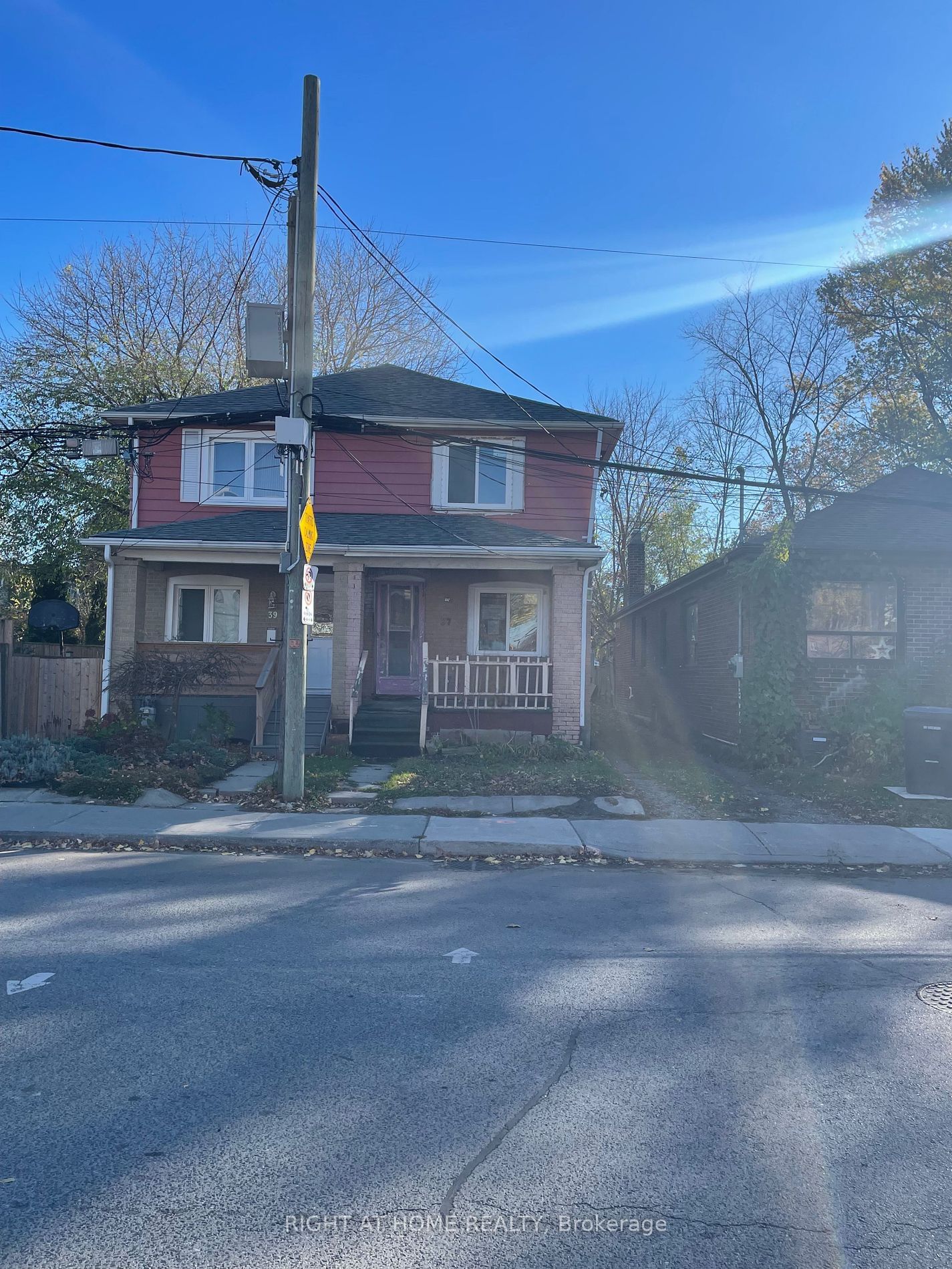 Building in 37 Secord Avenue