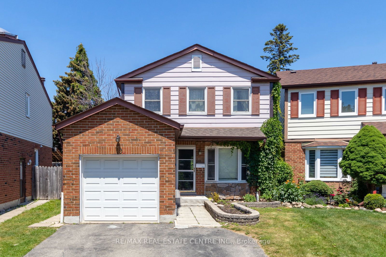 Building in 79 Fawndale Crescent