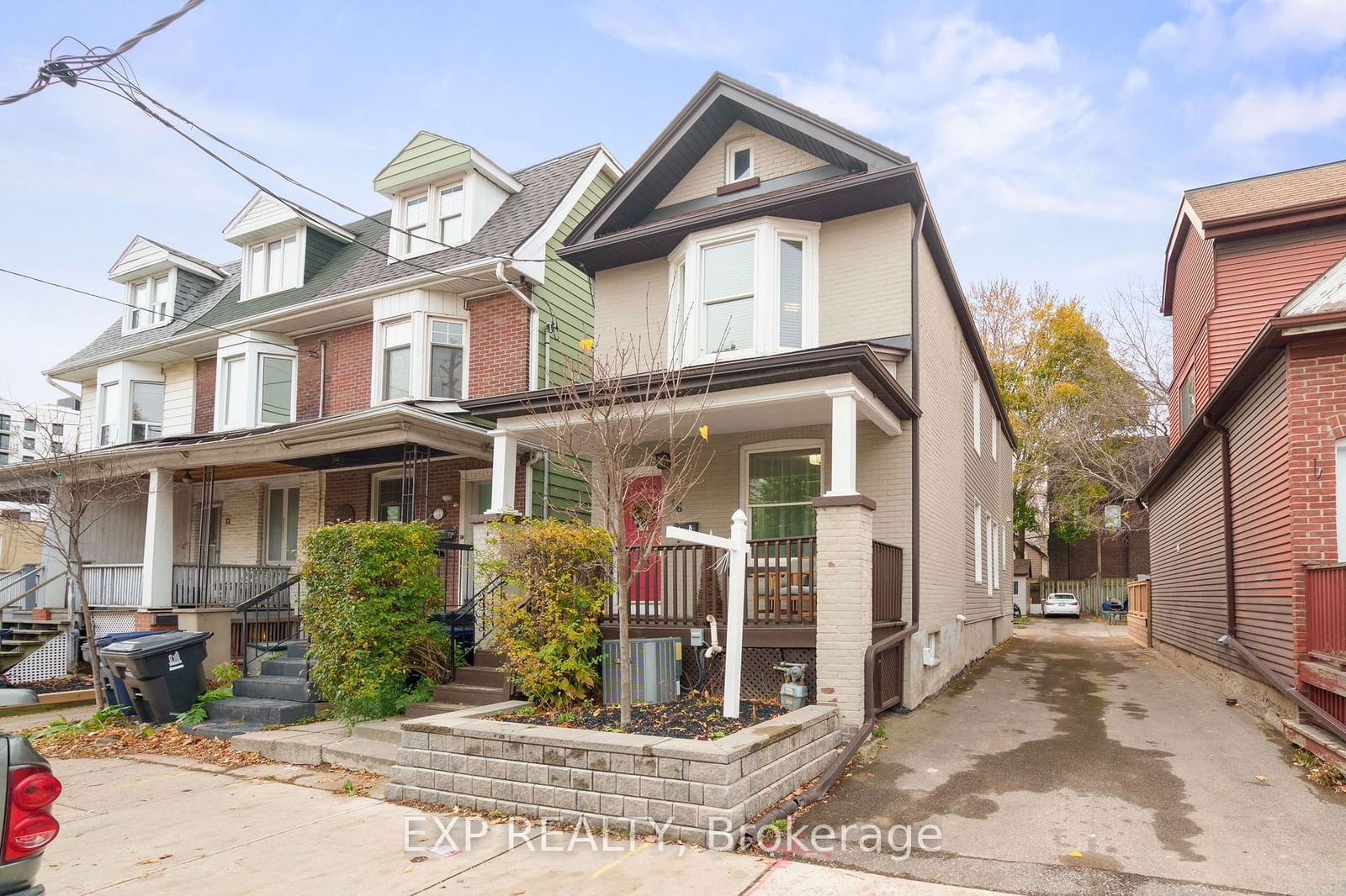 Building in 16 Coxwell Avenue