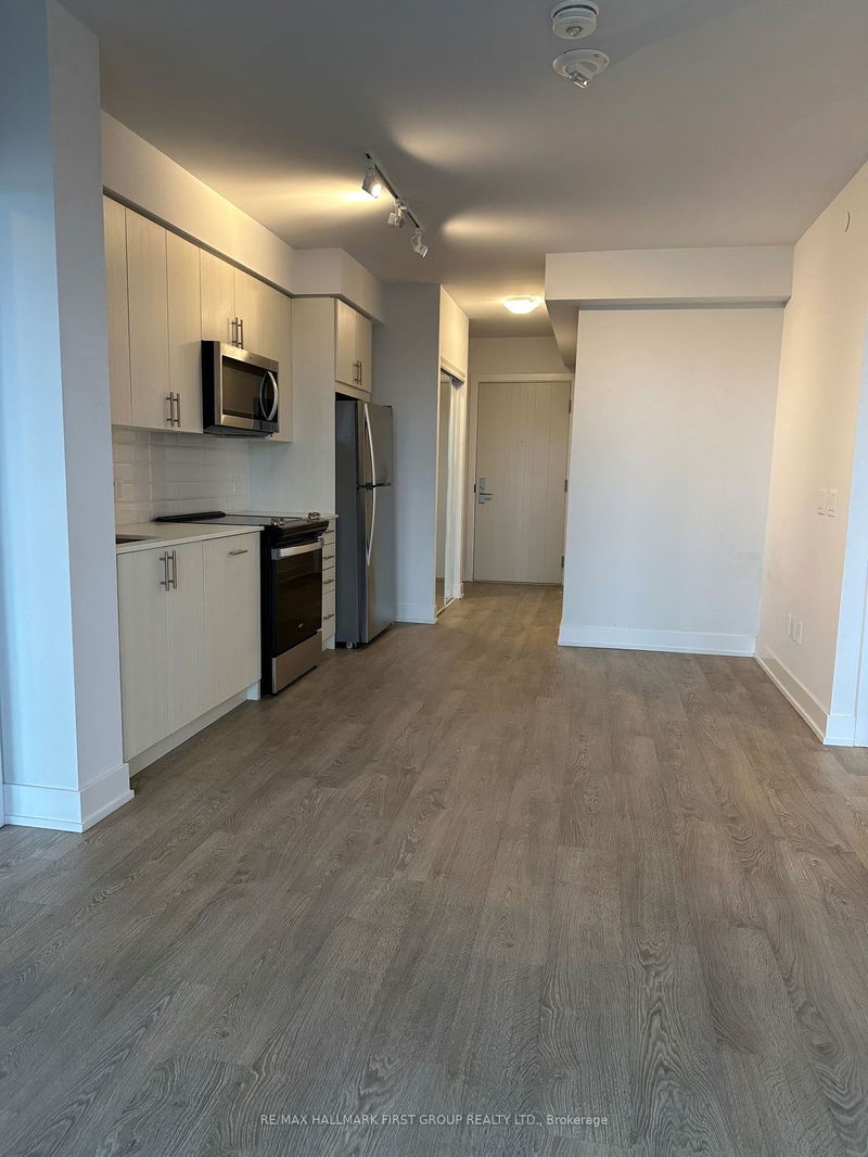 home for lease on 604-2550 SIMCOE Street N