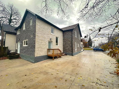Unit 3 — 325 Simcoe St, Oshawa - Central image-0-2
