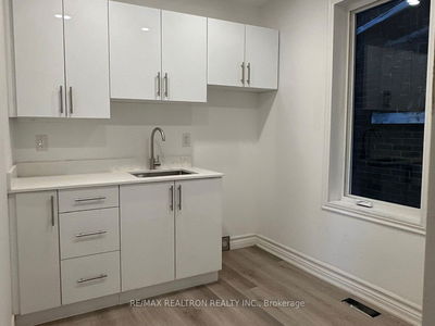 Unit 3 — 325 Simcoe St, Oshawa - Central image-0-3