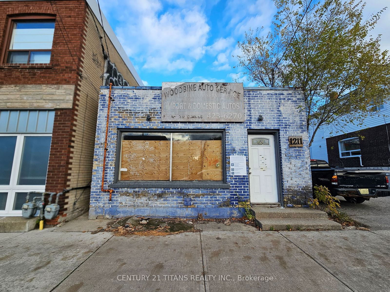 Building in 1211 Woodbine Avenue