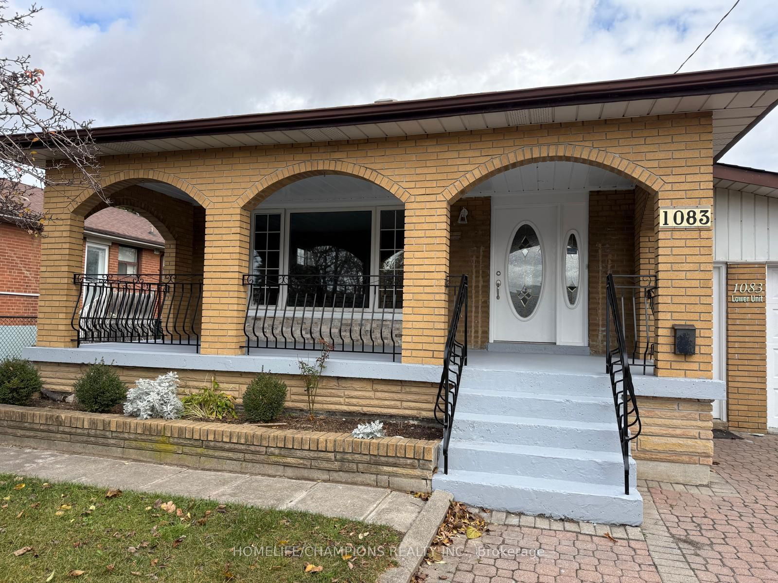 Building in 1083 Birchmount Road