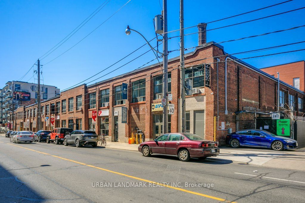 Building in 302 Carlaw Avenue