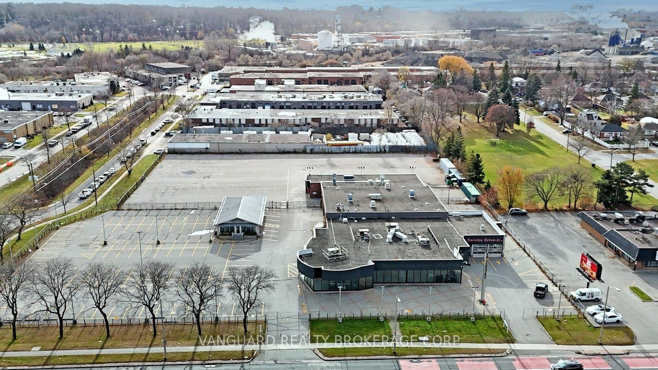 Building in 2851 Eglinton Avenue