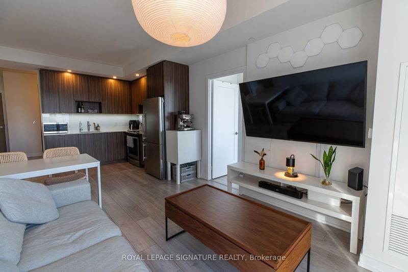 home for lease on 2806-225 Village Green Square