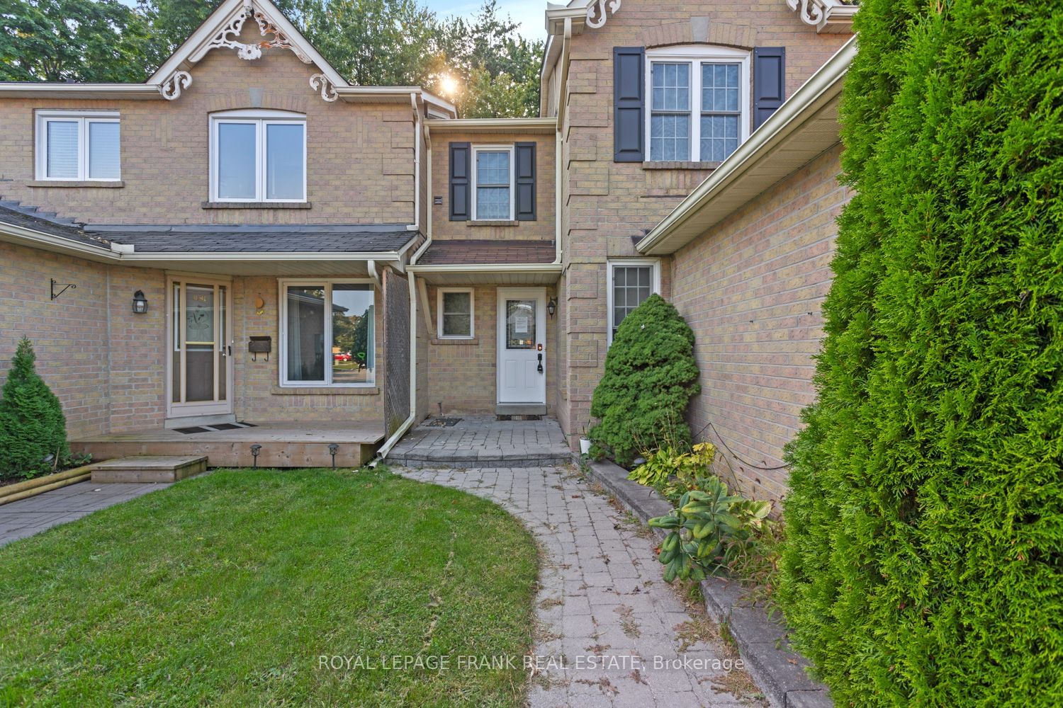 Townhouse sold at 101 Yorkville Drive, Clarington, Courtice, L1E 2A6 - MLS: E11891725