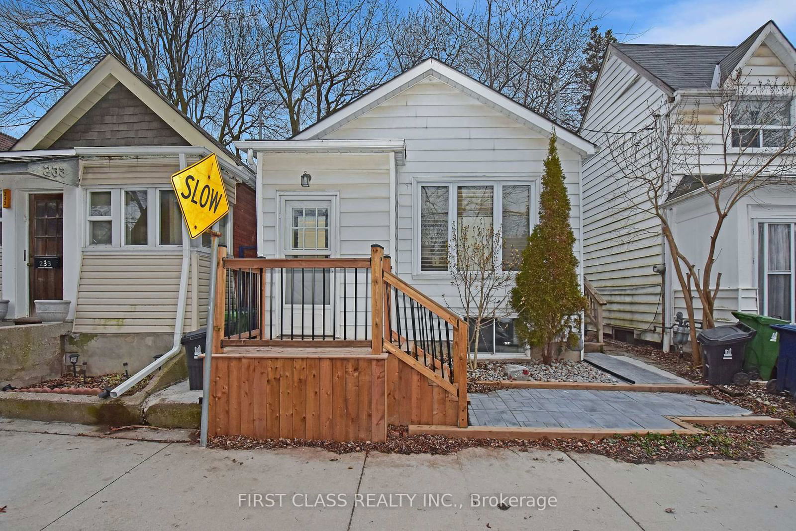 Detached House leased at BSMT-229 Craven Road, Toronto, Greenwood-Coxwell, M4L 2Z5 - MLS: E11903198