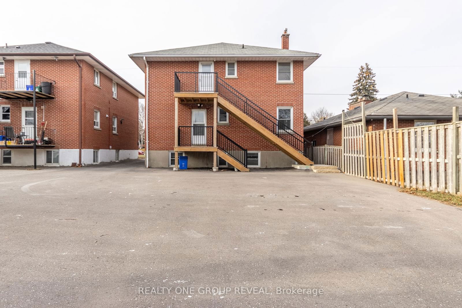 Semi-Detached House sold at 385 Mary Street, Oshawa, O'Neill, L1G 5C9 - MLS: E11910599