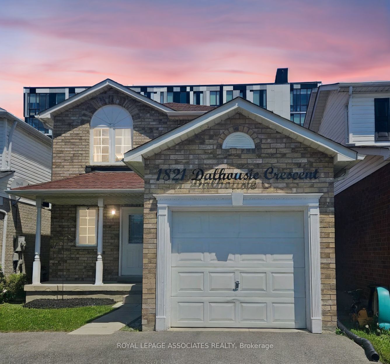 Building at 1821 Dalhousie Crescent, Oshawa, Samac