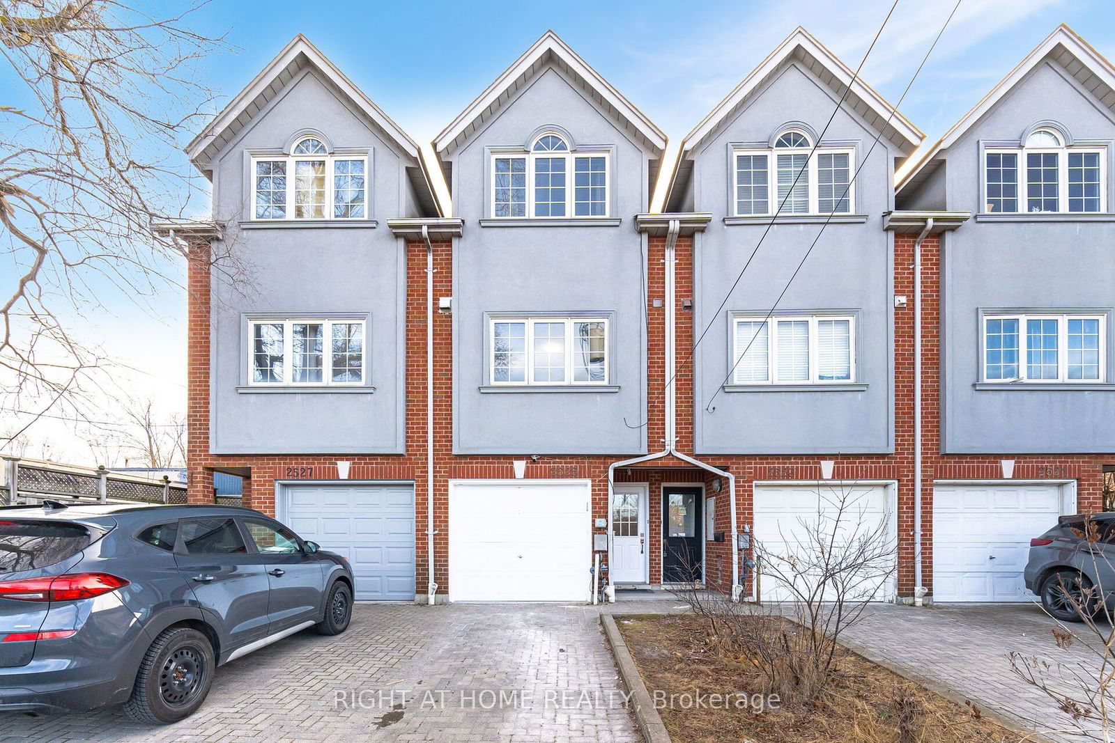 Townhouse sold at 2525 Gerrard Street, Toronto, Birchcliffe-Cliffside, M1N 1W9 - MLS: E11912399