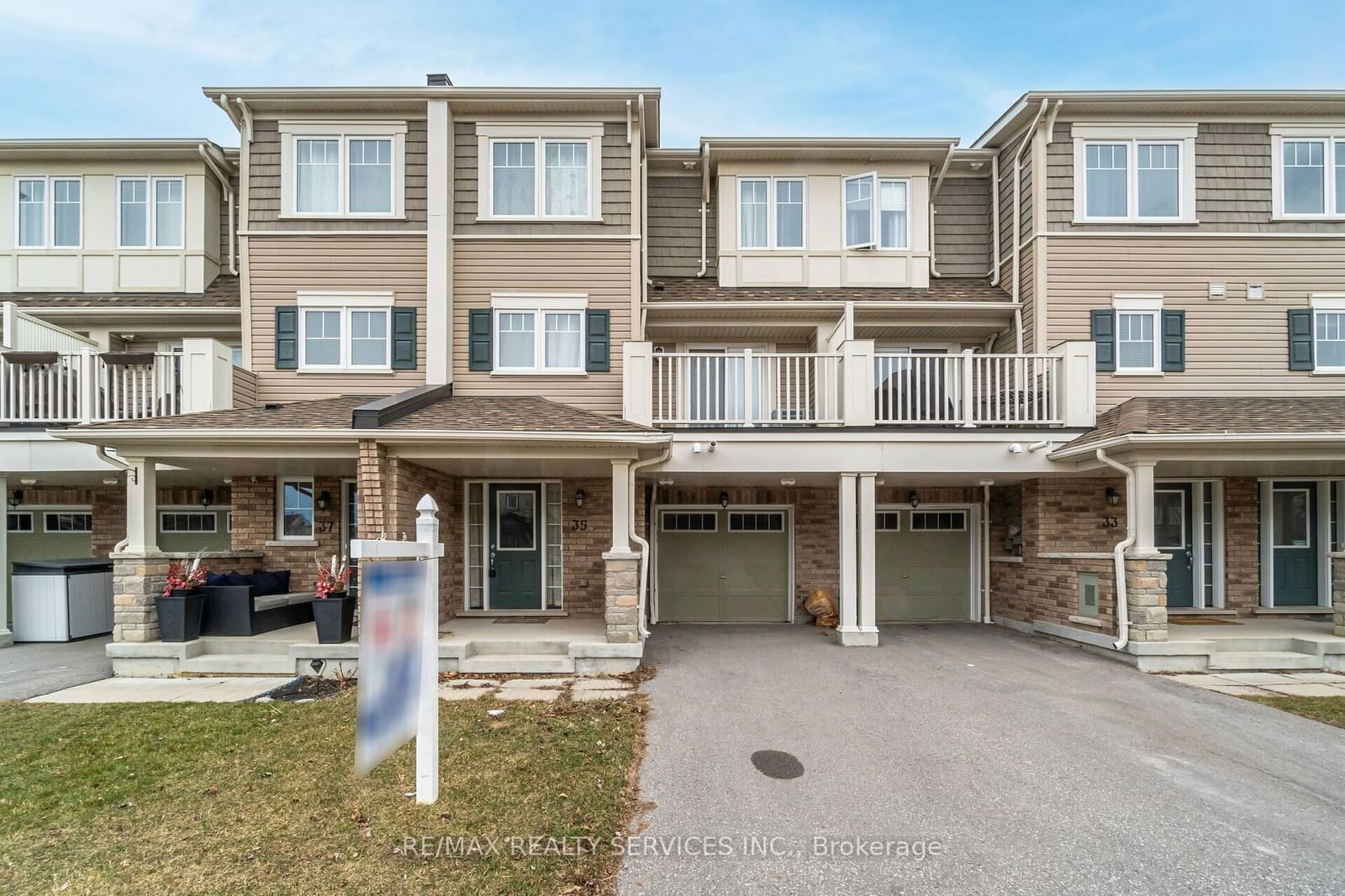 Townhouse sold at 35 Nearco Crescent, Oshawa, Windfields, L1L 0J4 - MLS: E11913306