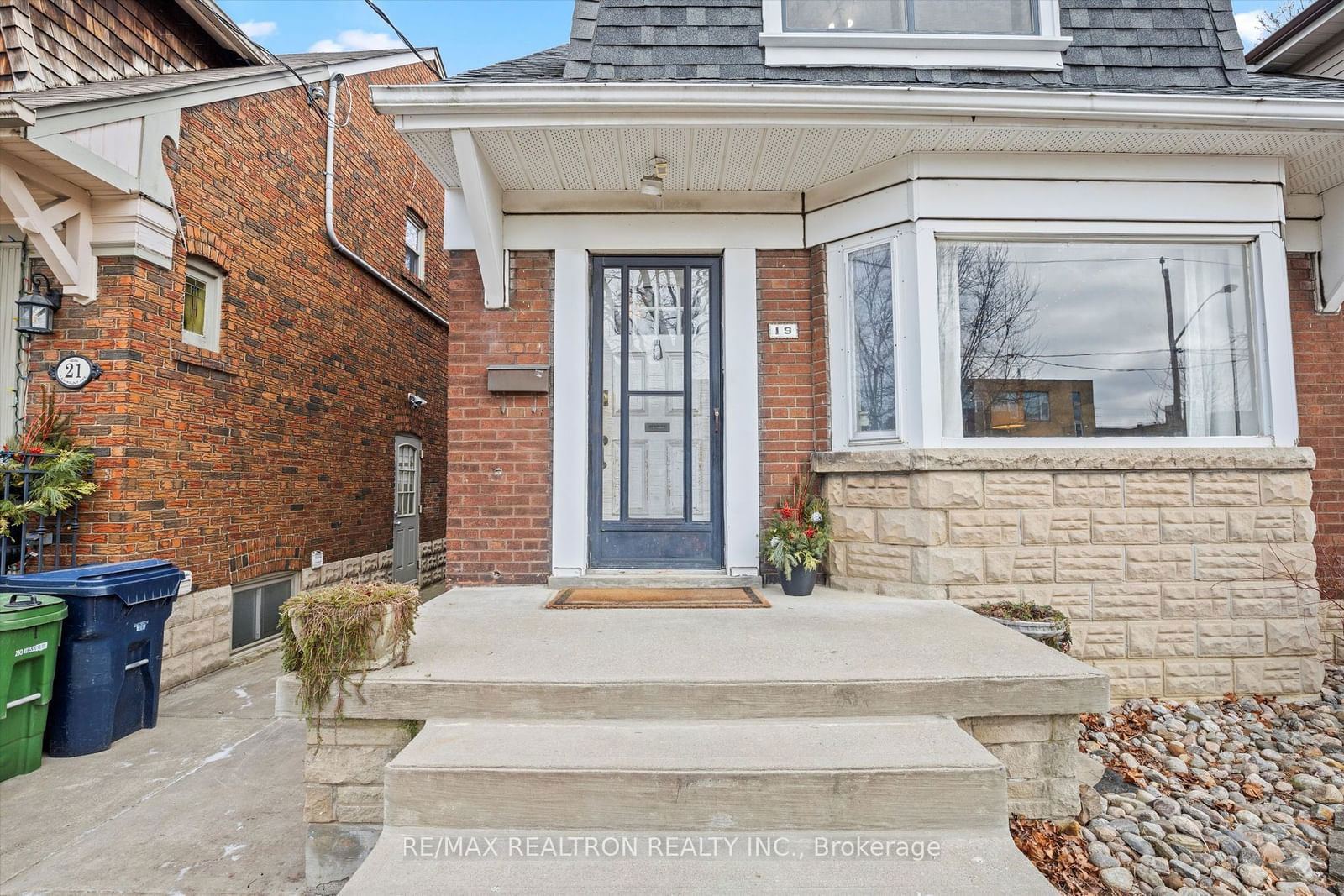 Detached House sold at 19 Lesmount Avenue, Toronto, Danforth Village-East York, M4J 3V5 - MLS: E11916028