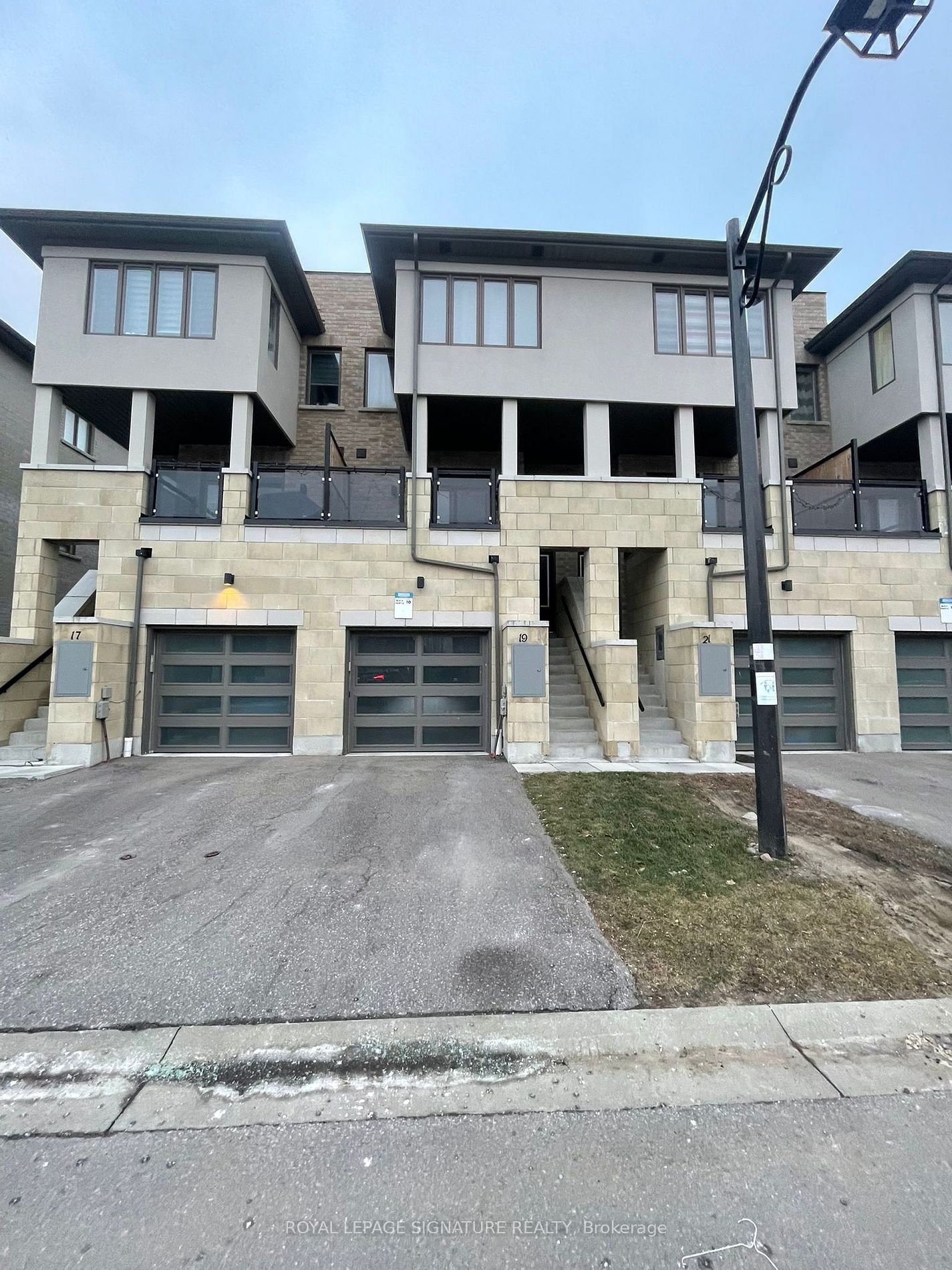 Townhouse for lease at 19 Donald Fleming Way, Whitby, Pringle Creek, L1R 0N8 - MLS: E11922106