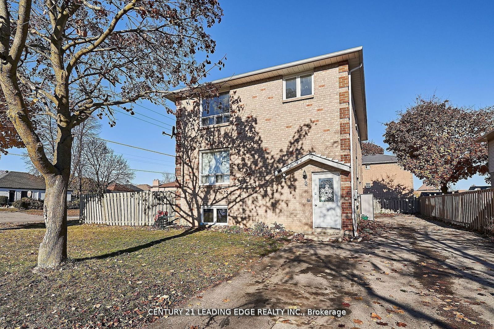 Semi-Detached House sold at 2 Kingsway Gate, Clarington, Courtice, N8M 3C2 - MLS: E11922597