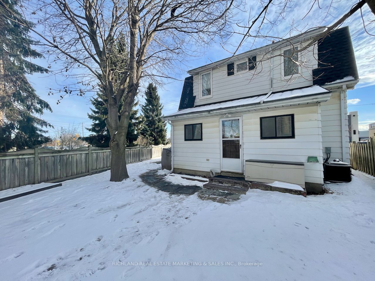 Detached House for lease at 238 Adelaide Street, Oshawa, O'Neill, L1G 1Z6 - MLS: E11923116