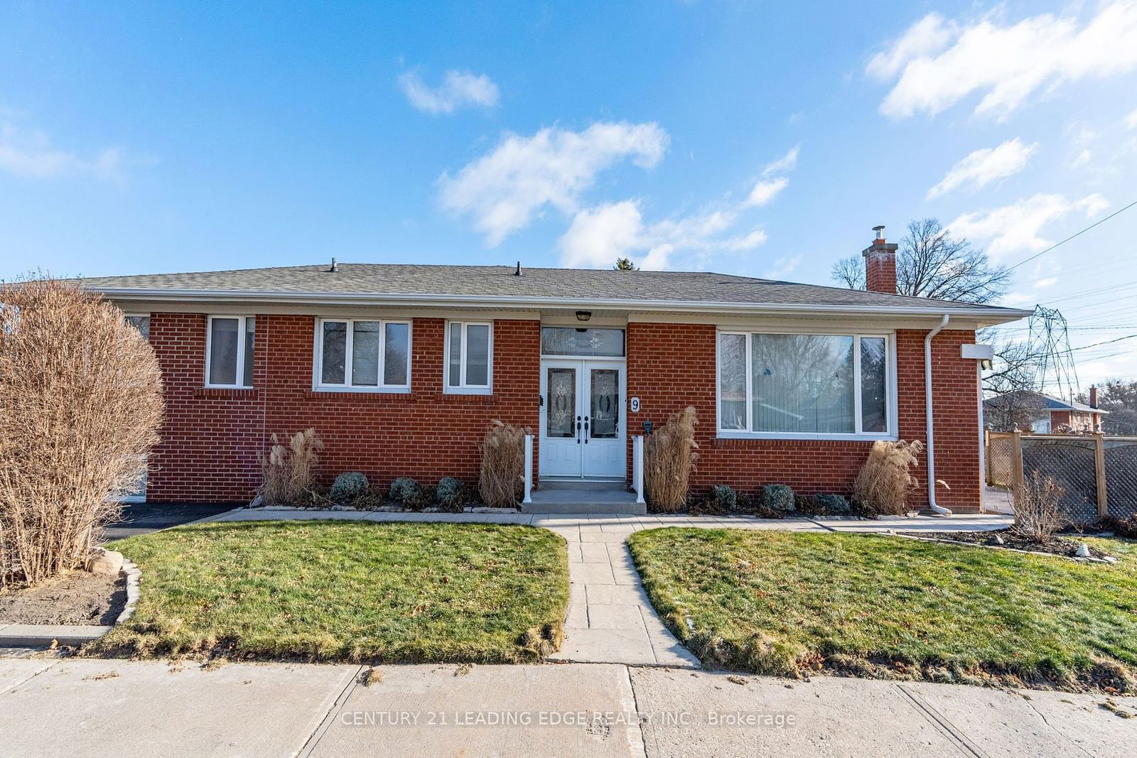 Detached House sold at 9 Roseglor Crescent, Toronto, Bendale, M1P 3T5 - MLS: E11926358