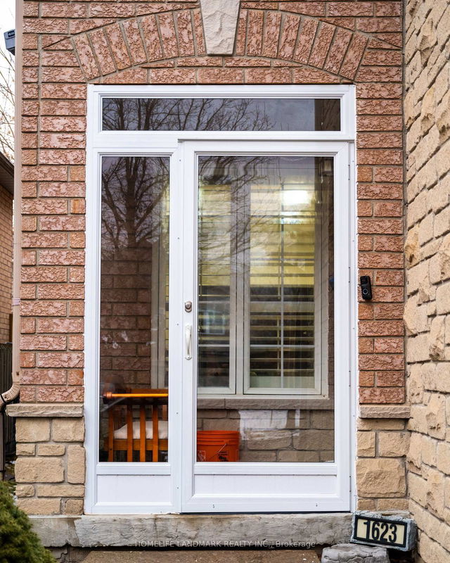 1623 Autumn Crescent
