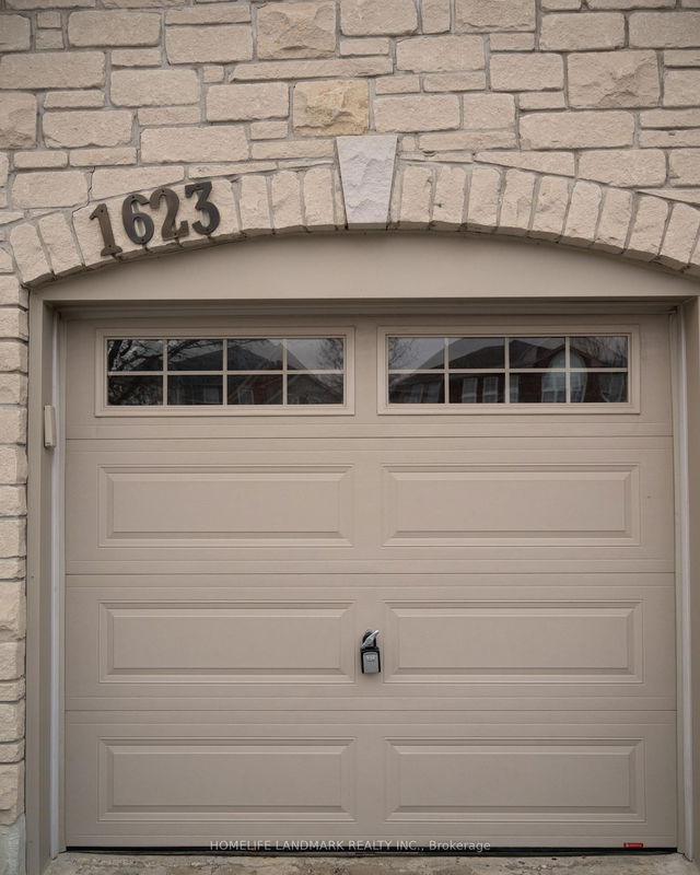 1623 Autumn Crescent