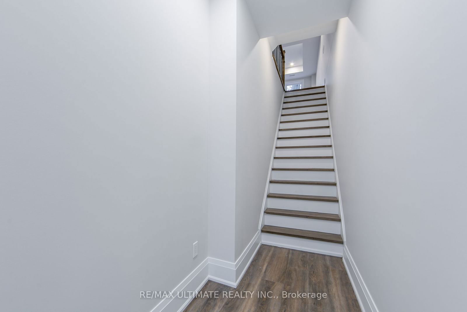 Semi-Detached House for lease at Upper-19 Fernwood Park Avenue, Toronto, The Beaches, M4E 3E8 - MLS: E11933076