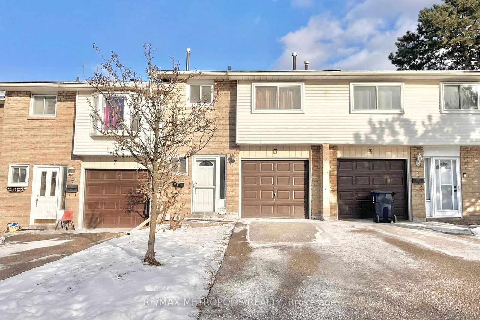 Townhouse sold at 5-3420 Kingston Road, Toronto, Scarborough Village, M1M 1R5 - MLS: E11933889