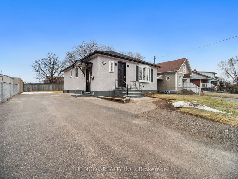 home for lease on Upper-590 Athol Street E