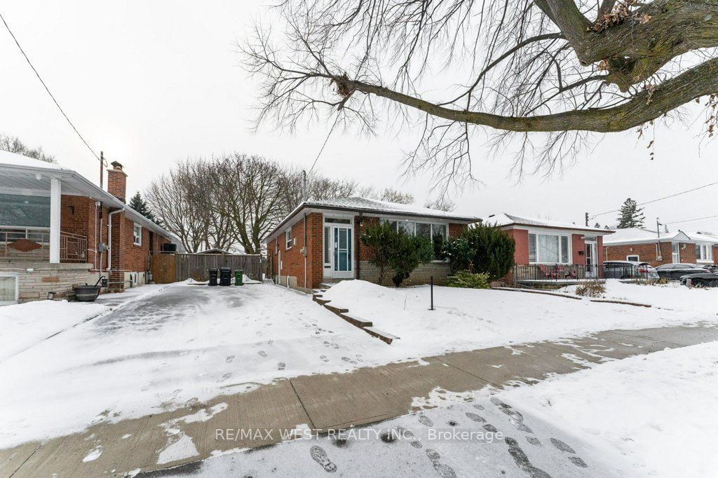 Detached House sold at 15 arnott Street, Toronto, Bendale, M1K 4B5 - MLS: E11935418