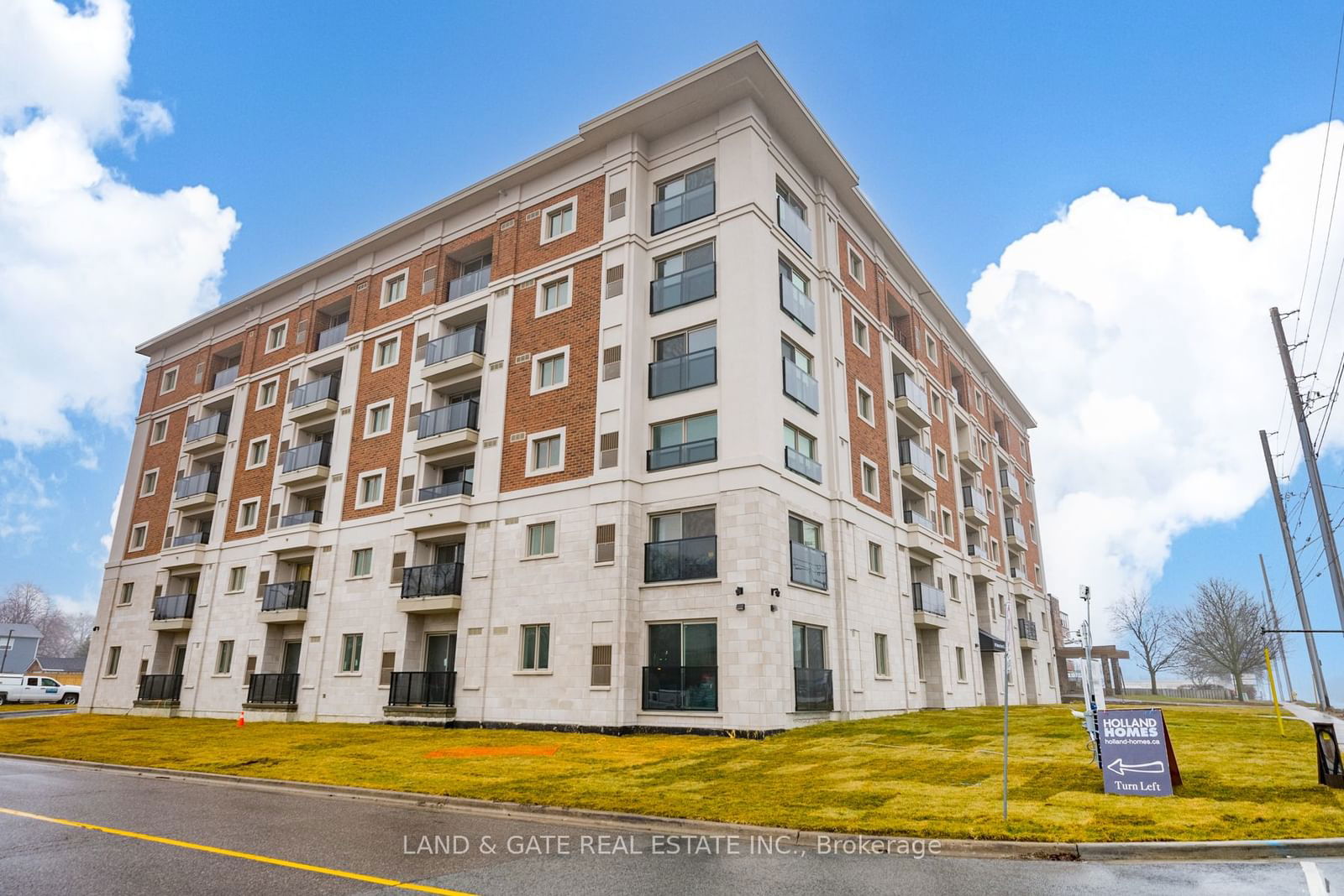 Building at 976 Simcoe Street, Oshawa, Centennial