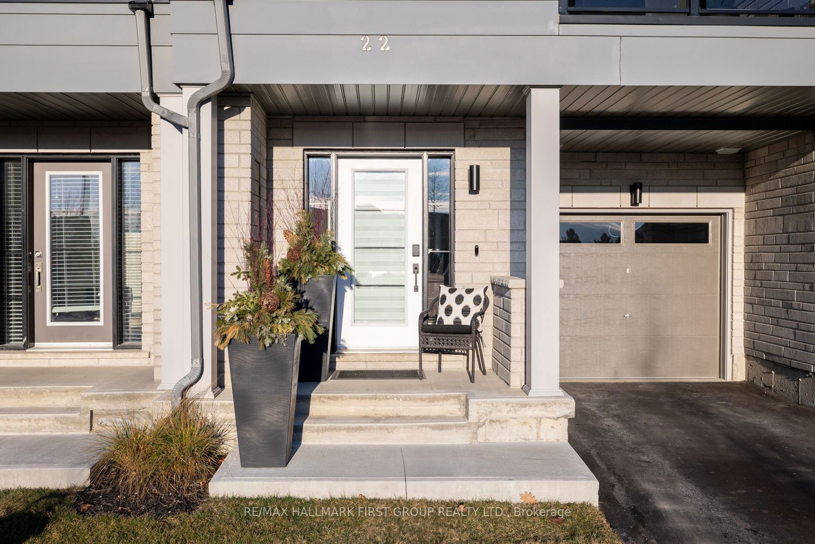 Townhouse for sale at 22 King William Way, Clarington, Bowmanville, L1C 7E8 - MLS: E11937308