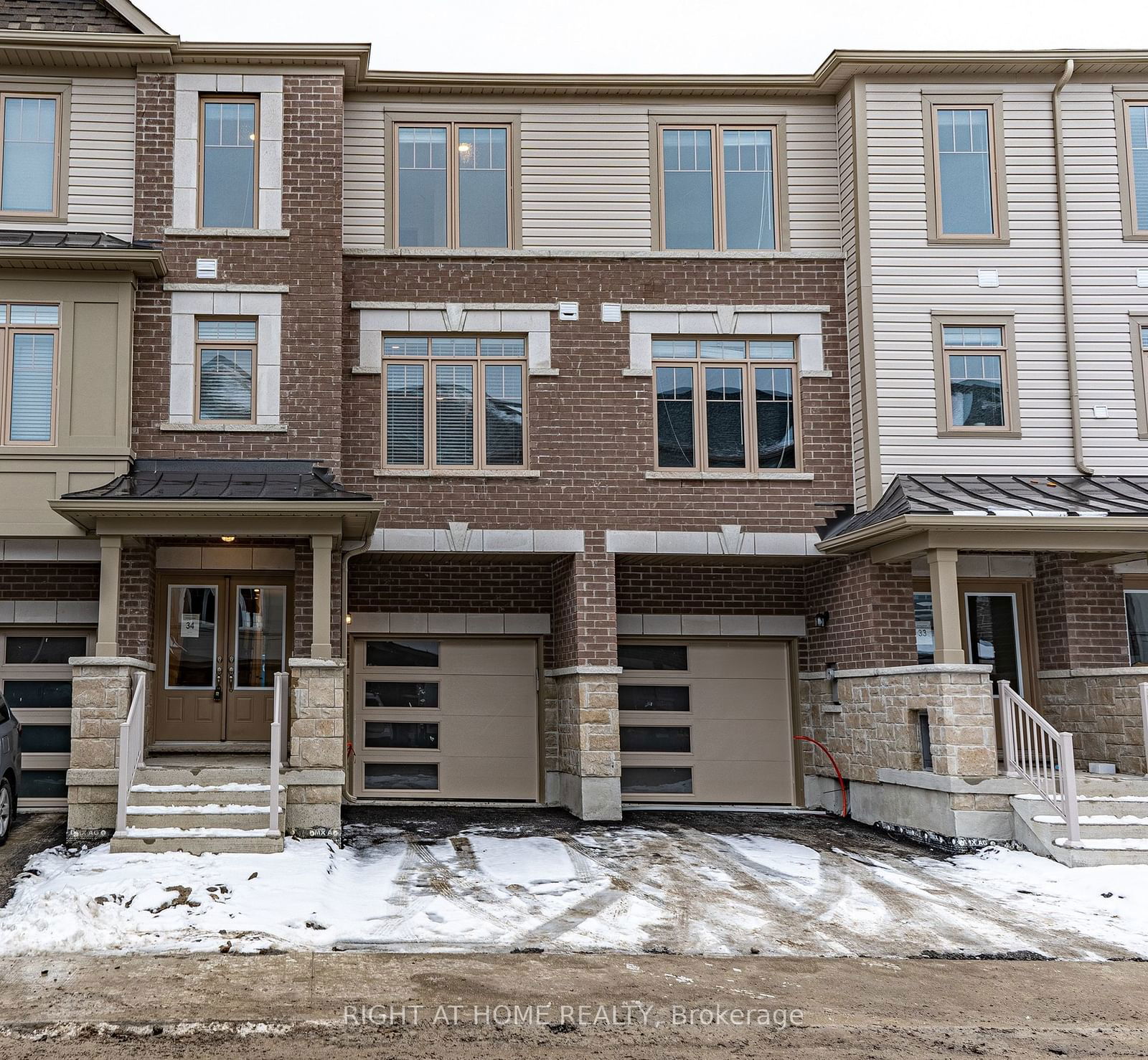 Townhouse for sale at 104 Bavin Street, Clarington, Bowmanville, L1C 7H5 - MLS: E11938444