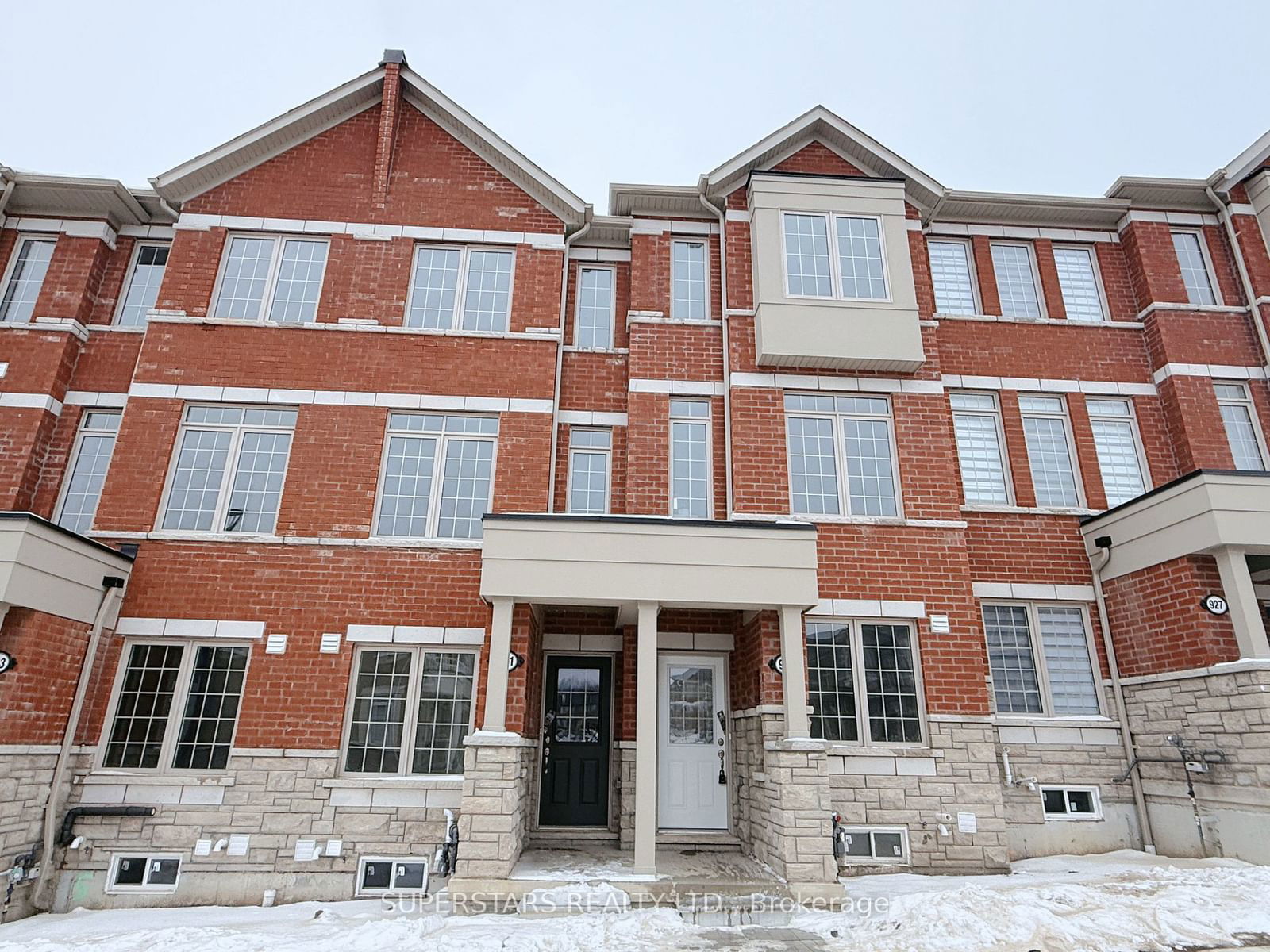 Townhouse for lease at 929 Crowsnest Hllw, Pickering, Rural Pickering, L1X 0P4 - MLS: E11944366