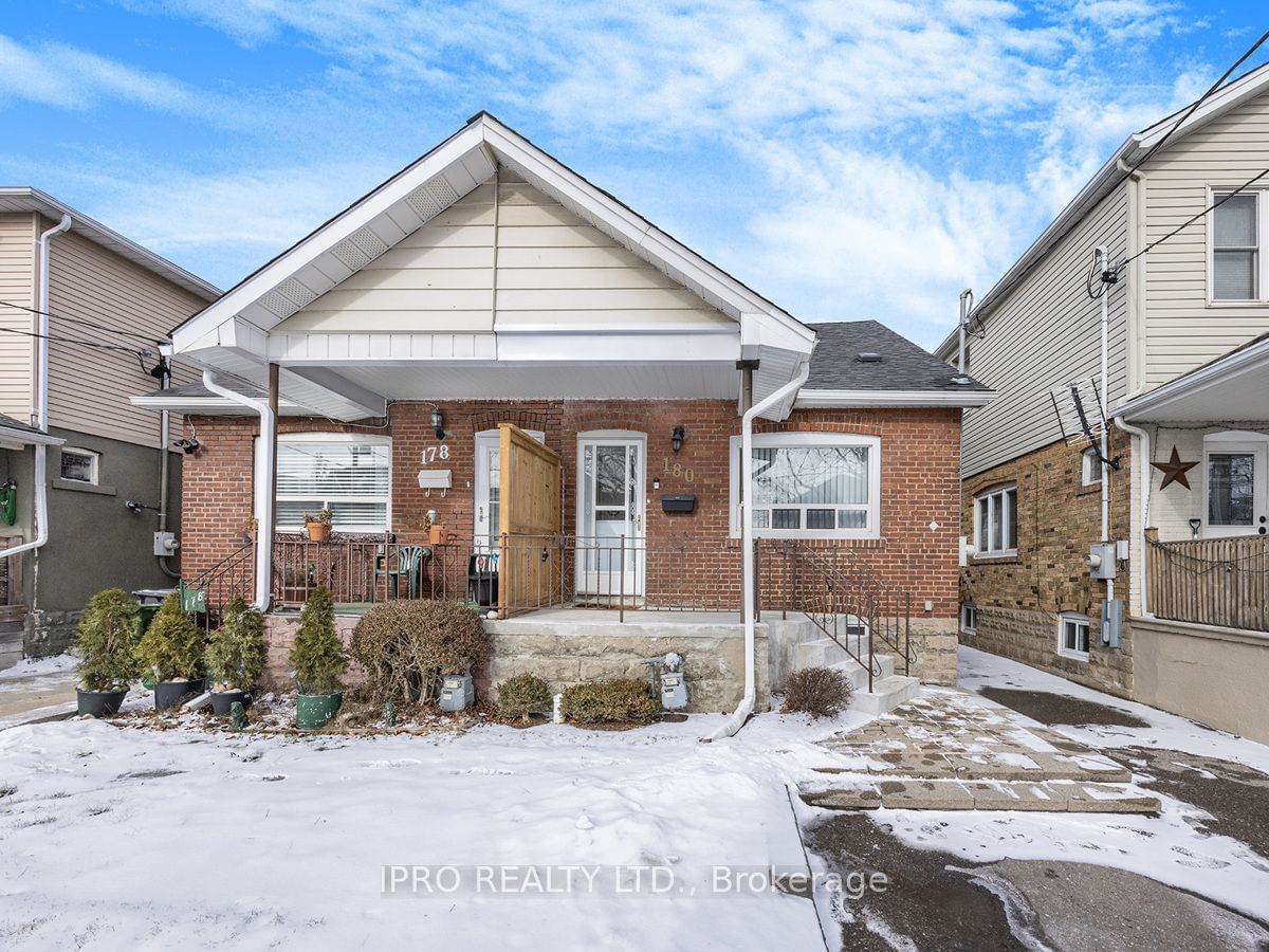 Semi-Detached House sold at 180 Sammon Avenue, Toronto, Danforth Village-East York, M4J 1Z2 - MLS: E11945371