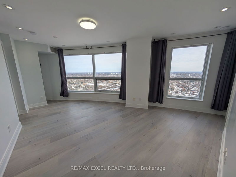 home for lease on 3824-135 Village Green Square