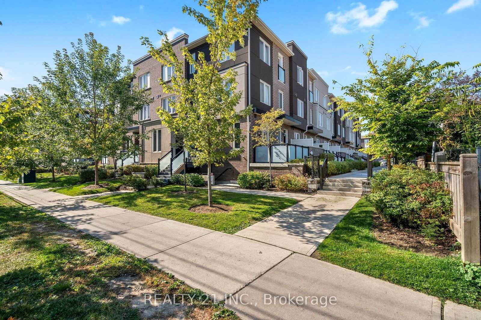 Townhouse for lease at 4-25 Heron Park Place, Toronto, West Hill, M1E 0B8 - MLS: E11951390