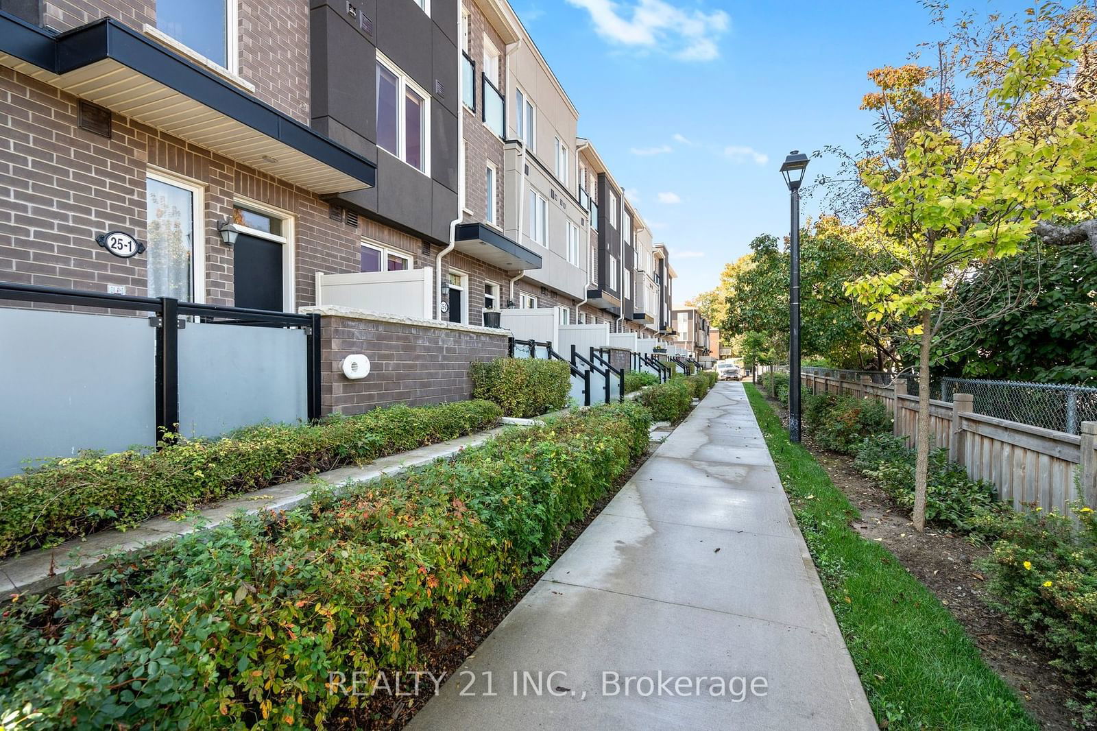 Townhouse for lease at 4-25 Heron Park Place, Toronto, West Hill, M1E 0B8 - MLS: E11951390