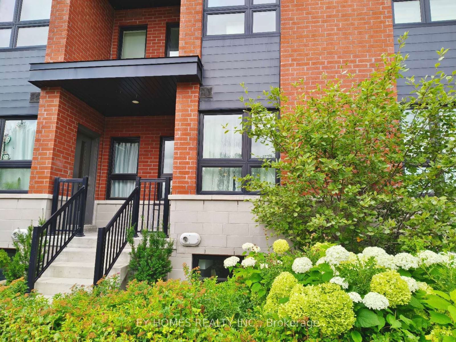 Townhouse for sale at 110-2100 Bridletowne Circle, Toronto, L'Amoreaux, M1W 0A6 - MLS: E11954783