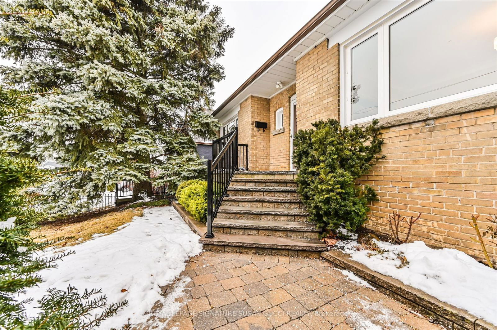 Detached House sold at 46 Holland Avenue, Toronto, O'Connor-Parkview, M4B 2C6 - MLS: E11955656