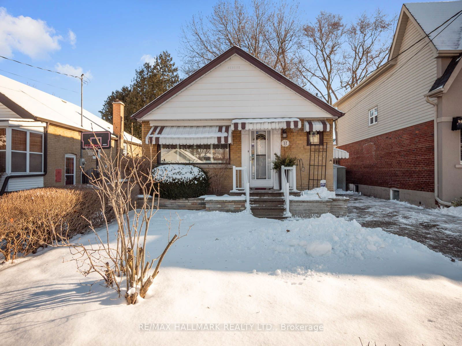 Detached House sold at 11 Eden Park Road, Toronto, O'Connor-Parkview, M4B 3C4 - MLS: E11956116