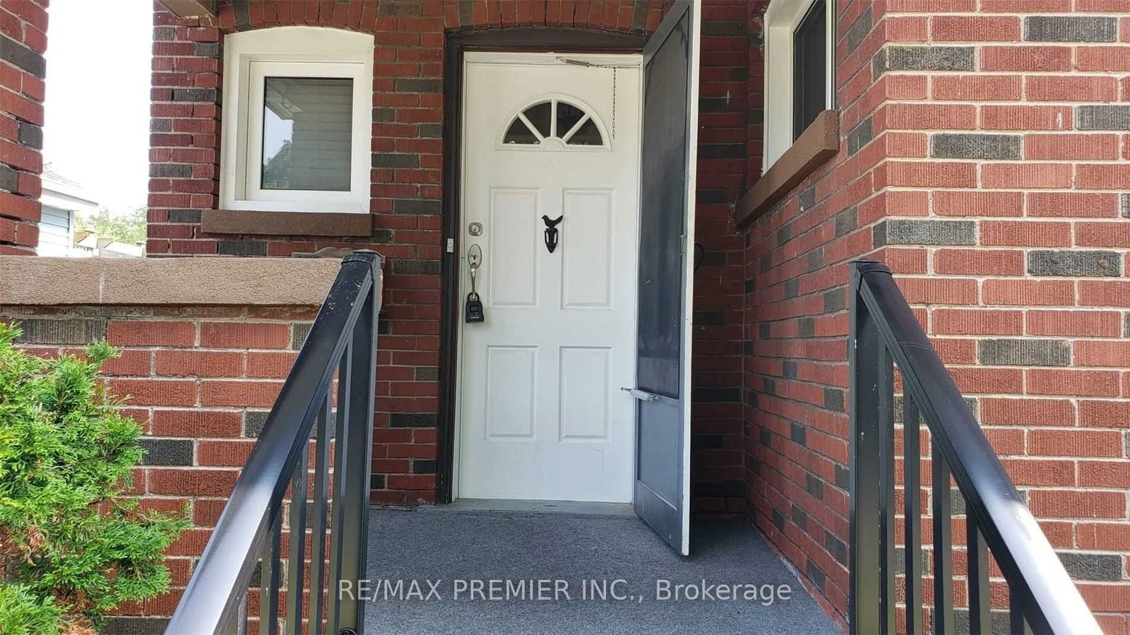 Detached House for lease at 443 Adelaide Avenue, Oshawa, McLaughlin, L1J 2R9 - MLS: E11956307