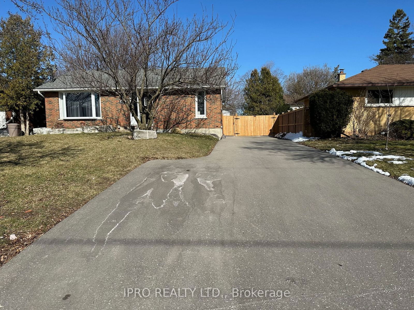 Semi-Detached House for lease at 747 GLENFOREST Street, Oshawa, Northglen, L1J 5E9 - MLS: E11958399