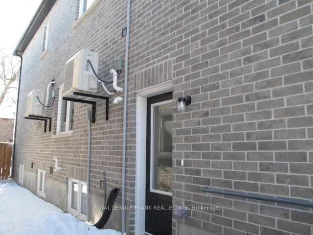 Semi-Detached House for lease at 1-327 Anderson Avenue, Oshawa, McLaughlin, L1J 2N8 - MLS: E11959698