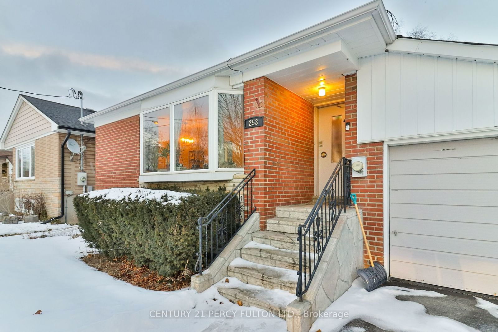 Detached House for lease at 253 Chine Drive, Toronto, Cliffcrest, M1M 2L6 - MLS: E11959858