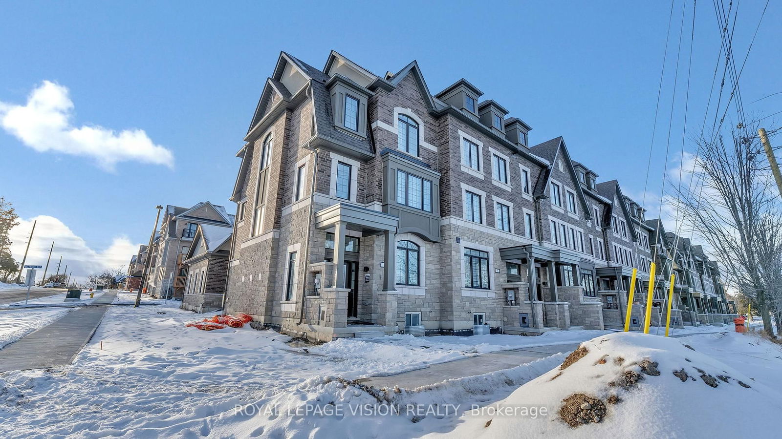 Townhouse sold at 1 Selfridge Way, Whitby, Downtown Whitby, L1N 0N9 - MLS: E11960816