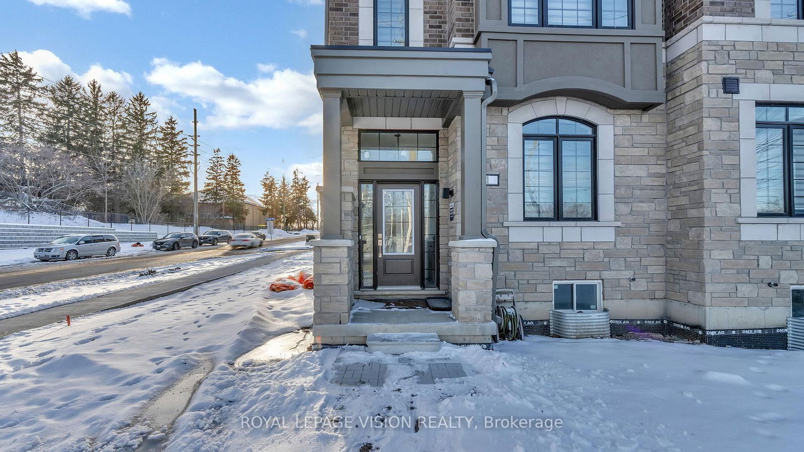 Townhouse sold at 1 Selfridge Way, Whitby, Downtown Whitby, L1N 0N9 - MLS: E11960816