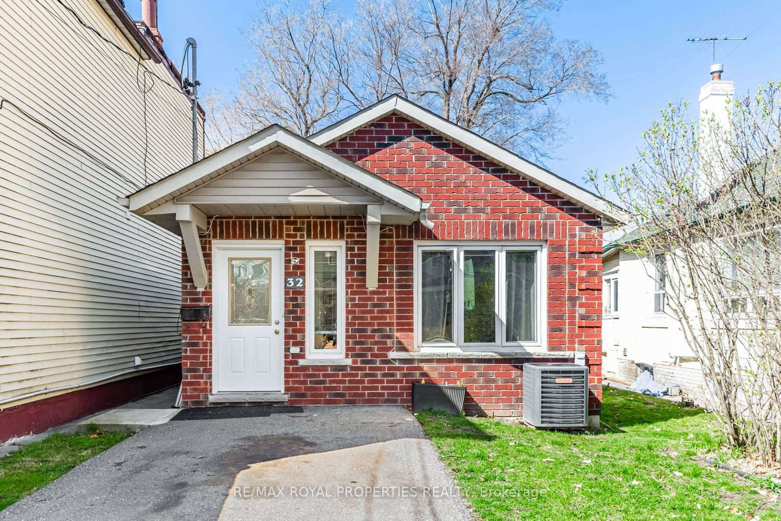 Building at 32 St Dunstan Drive, Toronto, Oakridge